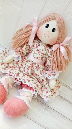 Boneca de Pano Articulada Algodão Vestido Tecido Rosa Floral - comprar online