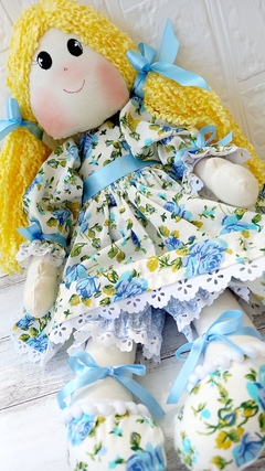 Boneca de Pano Articulada Algodão Vestido Tecido Floral Azul - comprar online