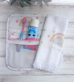 Kit Higiene Necessaire Toalha de Mão Arco Iris e Corações - comprar online