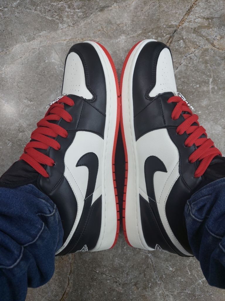 Nike Air Jordan Low ( Preto/ Branco e Vermelho)