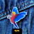 Pin Guacamaya Roja