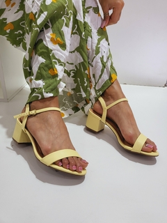 SANDALIA TACO CUADRADO AMARILLO BEBE - comprar online