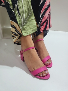 SANDALIA TACO CUADRADO FUCSIA