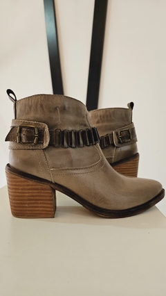 Botas de cuero Vison con cadena - Stile Kapirosa