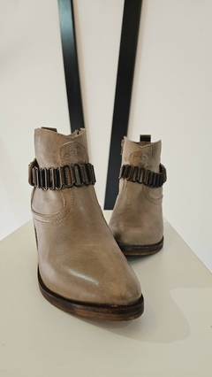 Botas de cuero Vison con cadena - tienda online