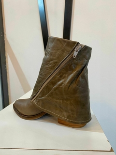 Botas de cuero vison con solapa - comprar online