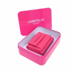 BILLETERA FUCSIA PEQUEÑA CON BOLSILLO EXTERNO DE JUANITA JO en internet