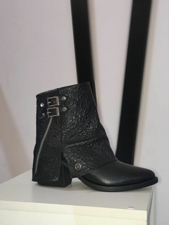 Botas de cuero negro con solapa