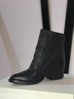 Botas de cuero negro con solapa - comprar online