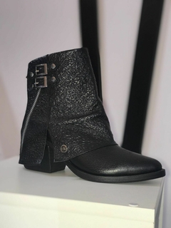 Botas de cuero negro con solapa en internet