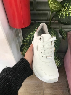 ZAPATILLA TACO CHINO VIAMARTE BLANCO PELICA CON PLATA en internet