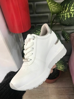 ZAPATILLA TACO CHINO VIAMARTE BLANCO PELICA CON PLATA - comprar online