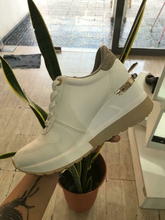 ZAPATILLA TACO CHINO VIAMARTE BLANCO PELICA CON DORADO - comprar online