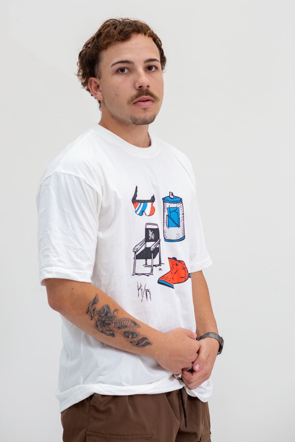 Camiseta Oversized em Meia Malha com Gola Média e Lettering Off White