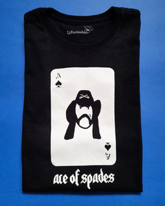 camiseta preta com desenho de uma carta de baralho com ás de espadas e o rosto do Lemmy Kilmister, e embaixo a frase "ace of spades", em tamanho adulto, sem gênero
