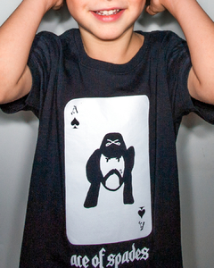 camiseta preta com desenho de uma carta de baralho com ás de espadas e o rosto do Lemmy Kilmister, e embaixo a frase "ace of spades", em tamanho infantil, sem gênero