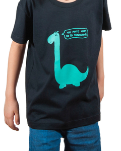 camiseta preta com desenho de um dinossauro verde, com a frase "vim muito antes do seu tatataravô!", em tamanho infantil, sem gênero