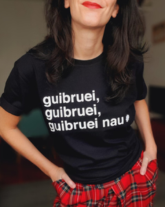 camiseta preta estampada com a frase "guibruei, guibruei, guibruei nau", em referência à música do Red Hot Chili Peppers, em tamanho adulto, sem gênero