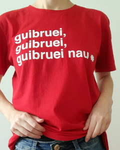 camiseta vermelha estampada com a frase "guibruei, guibruei, guibruei nau", em referência à música do Red Hot Chili Peppers, em tamanho adulto, sem gênero