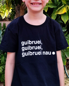 camiseta preta estampada com a frase "guibruei, guibruei, guibruei nau", em referência à música do Red Hot Chili Peppers, em tamanho infantil, sem gênero