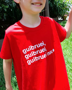 camiseta vermelha estampada com a frase "guibruei, guibruei, guibruei nau", em referência à música do Red Hot Chili Peppers, em tamanho infantil, sem gênero