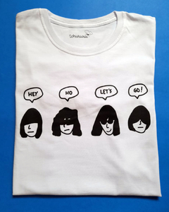 camiseta branca com desenho do rosto dos integrantes da banda Ramones dizendo "hey ho let's go!", em tamanho adulto, sem gênero