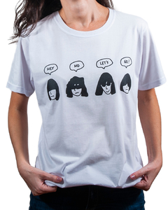 camiseta branca com desenho do rosto dos integrantes da banda Ramones dizendo "hey ho let's go!", em tamanho adulto, sem gênero