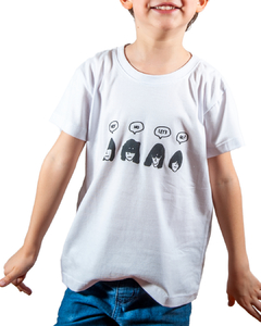 camiseta branca com desenho do rosto dos integrantes da banda Ramones dizendo "hey ho let's go!", em tamanho infantil, sem gênero
