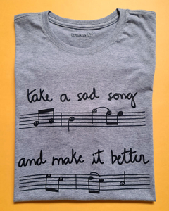 camiseta cinza com desenho de uma partitura e notas musicais com carinhas, e a frase "take a sad song and make it better", em tamanho infantil, sem gênero