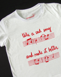 camiseta branca com desenho de uma partitura e notas musicais com carinhas, e a frase "take a sad song and make it better", em tamanho infantil, sem gênero