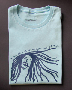 camiseta azul clara com desenho do Bob Marley, e a frase "one love one heart let's get together and feel alright", em tamanho infantil, sem gênero