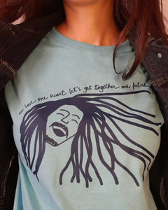 camiseta azul clara com desenho do Bob Marley, e a frase "one love one heart let's get together and feel alright", em tamanho adulto, sem gênero