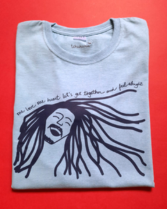 camiseta azul clara com desenho do Bob Marley, e a frase "one love one heart let's get together and feel alright", em tamanho adulto, sem gênero