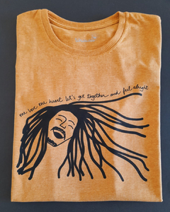 camiseta cor caramelo com desenho do Bob Marley, e a frase "one love one heart let's get together and feel alright", em tamanho adulto, sem gênero
