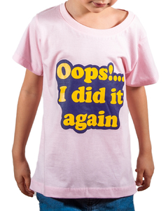 camiseta rosa com a frase "oops!... I did it again" escrita em amarelo com fundo roxo, em tamanho infantil, sem gênero
