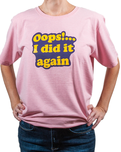 camiseta rosa com a frase "oops!... I did it again" escrita em amarelo com fundo roxo, em tamanho adulto, sem gênero