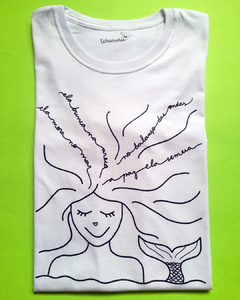 camiseta branca com desenho de uma sereia, com a frase "ela mora no mar, ela brinca na areia, no balanço das ondas a paz ela semeia", em tamanho adulto, sem gênero