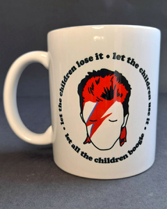 caneca branca com desenho do David Bowie e a frase "let the children lose it/ let the children use it/ let all the children boogie"