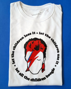 camiseta branca estampada com desenho do David Bowie e a frase "let the children lose it/ let the children use it/ let all the children boogie", em tamanho infantil, sem gênero