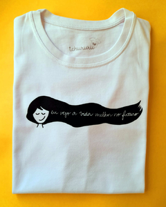 camiseta branca estampada com o desenho de um rosto de garota com cabelos longos e esvoaçantes, e a frase "eu vejo a vida melhor no futuro", em tamanho infantil, sem gênero