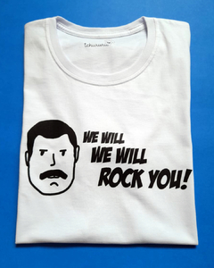 camiseta branca com desenho do Freddie Mercury e a frase "we will we will rock you!", em tamanho adulto, sem gênero