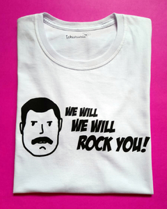 camiseta branca com desenho do Freddie Mercury e a frase "we will we will rock you!", em tamanho infantil, sem gênero