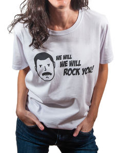 camiseta branca com desenho do Freddie Mercury e a frase "we will we will rock you!", em tamanho adulto, sem gênero