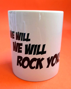 caneca branca com desenho do Freddie Mercury e a frase "we will we will rock you!"