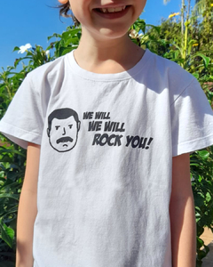 camiseta branca com desenho do Freddie Mercury e a frase "we will we will rock you!", em tamanho infantil, sem gênero