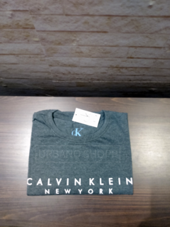 Camiseta Calvin Klein NY Clássica Gola C US505 - loja online