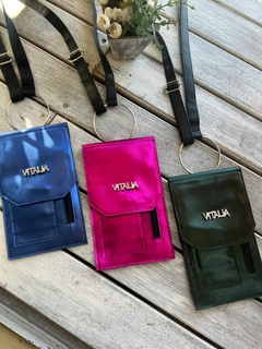 Porta Celular XL, Capacidad para 4 Tarjetas más Bolsillo y Tiras Regulables - comprar online