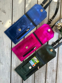 Porta Celular XL, Capacidad para 4 Tarjetas más Bolsillo y Tiras Regulables - Vitalia