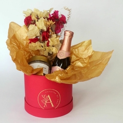 Kit Presente Perfeito: Vela Aromática, Mini Espumante, Arranjo de Flores e Caixa Elegante-Celebre Momentos Especiais - comprar online