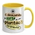 Caneca personalizada com a frase "E desejando a sorte de um plantão tranquilo!" e ícone de cruz médica, com interior amarelo.